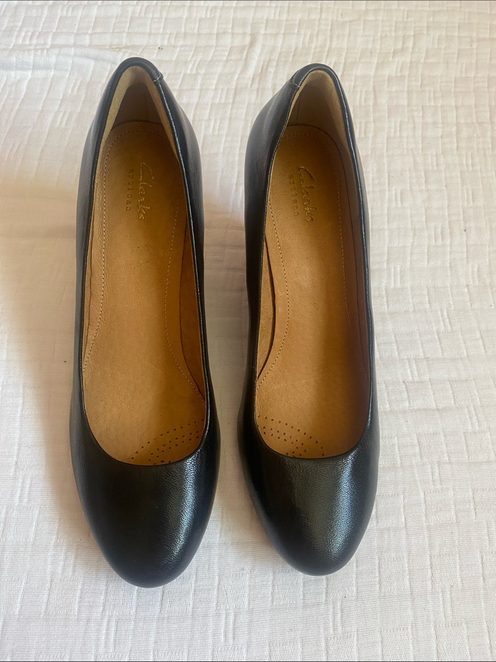 ClARKS  Black Leather Rounded-Toe Flats